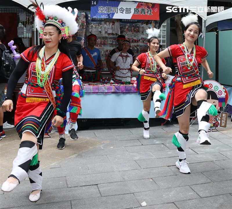 國防部舉辦的「九三香堤嘉年華─超級愛國軍Yes Sir」活動，陸海空及各軍種全員到齊結合「假日市集」概念，由官兵拉開帳棚擺攤，辦理社團嘉年華會，與民眾熱情互動。（記者邱榮吉/攝影）