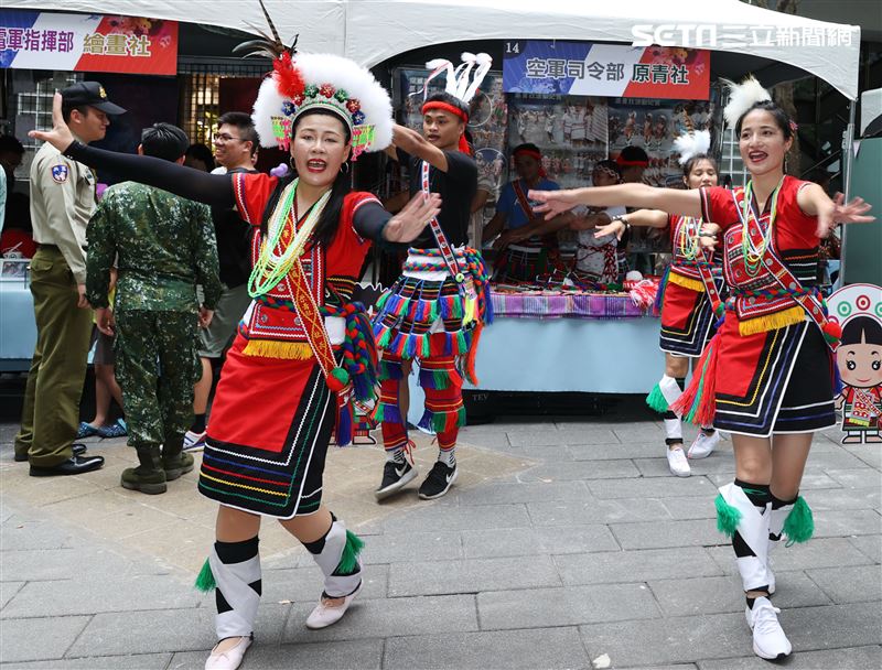 國防部舉辦的「九三香堤嘉年華─超級愛國軍Yes Sir」活動，陸海空及各軍種全員到齊結合「假日市集」概念，由官兵拉開帳棚擺攤，辦理社團嘉年華會，與民眾熱情互動。（記者邱榮吉/攝影）
