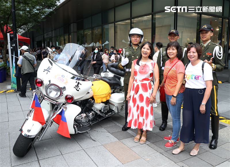 國防部舉辦的「九三香堤嘉年華─超級愛國軍Yes Sir」活動，陸海空及各軍種全員到齊結合「假日市集」概念，由官兵拉開帳棚擺攤，辦理社團嘉年華會，與民眾熱情互動。（記者邱榮吉/攝影）