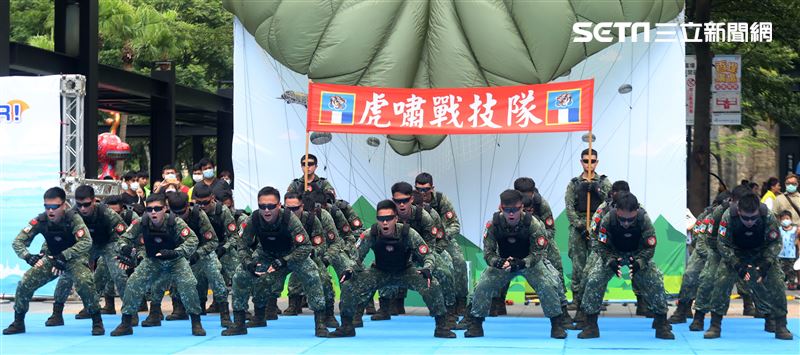 國防部舉辦的「九三香堤嘉年華─超級愛國軍Yes Sir」活動，關指部弟兄表演精彩戰技。（記者邱榮吉/攝影）