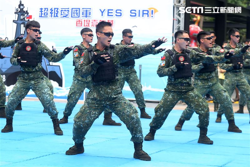 國防部舉辦的「九三香堤嘉年華─超級愛國軍Yes Sir」活動，關指部弟兄表演精彩戰技。（記者邱榮吉/攝影）