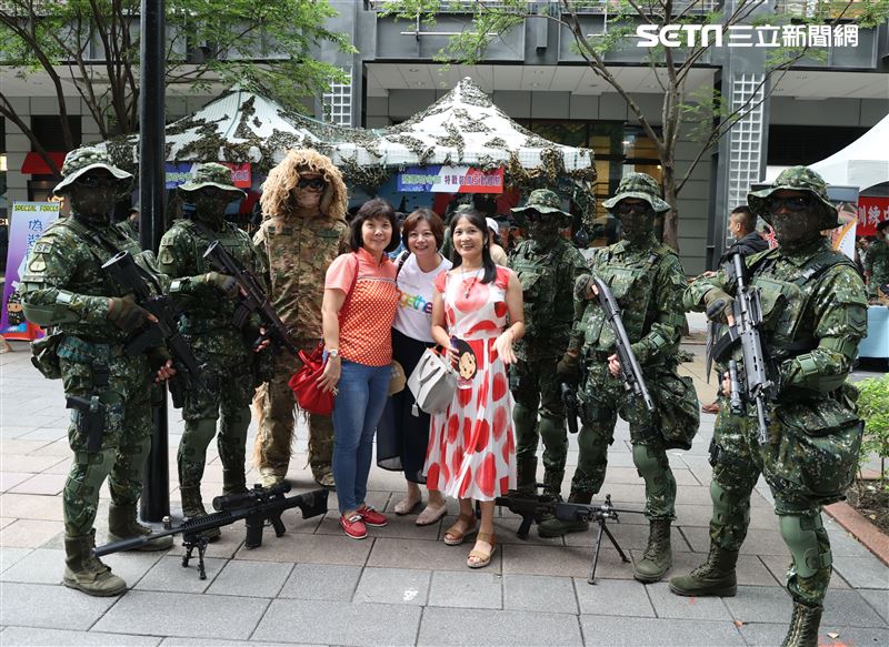 國防部舉辦的「九三香堤嘉年華─超級愛國軍Yes Sir」活動，陸海空及各軍種全員到齊結合「假日市集」概念，由官兵拉開帳棚擺攤，辦理社團嘉年華會，與民眾熱情互動。（記者邱榮吉/攝影）