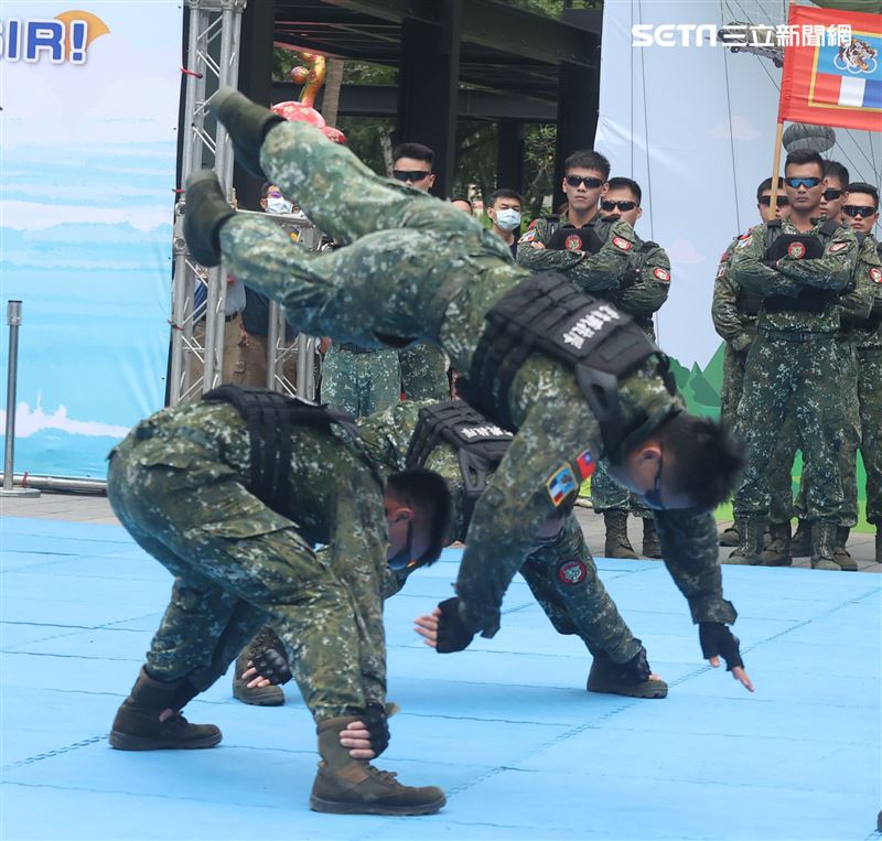 國防部舉辦的「九三香堤嘉年華─超級愛國軍Yes Sir」活動，關指部弟兄表演精彩戰技。（記者邱榮吉/攝影）