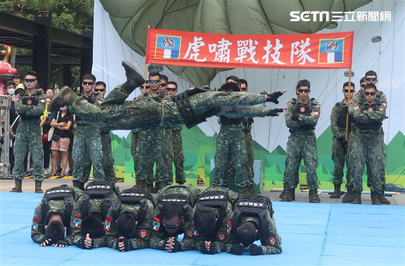國防部舉辦的「九三香堤嘉年華─超級愛國軍Yes Sir」活動，關指部弟兄表演精彩戰技。（記者邱榮吉/攝影）
