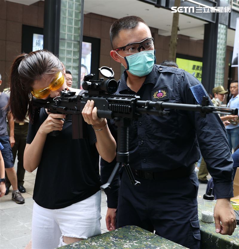 國防部舉辦的「九三香堤嘉年華─超級愛國軍Yes Sir」活動，民眾手握著槍枝就戰鬥位子。（記者邱榮吉/攝影）