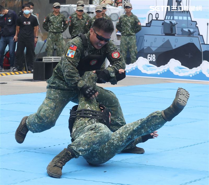 國防部舉辦的「九三香堤嘉年華─超級愛國軍Yes Sir」活動，關指部弟兄表演精彩戰技。（記者邱榮吉/攝影）