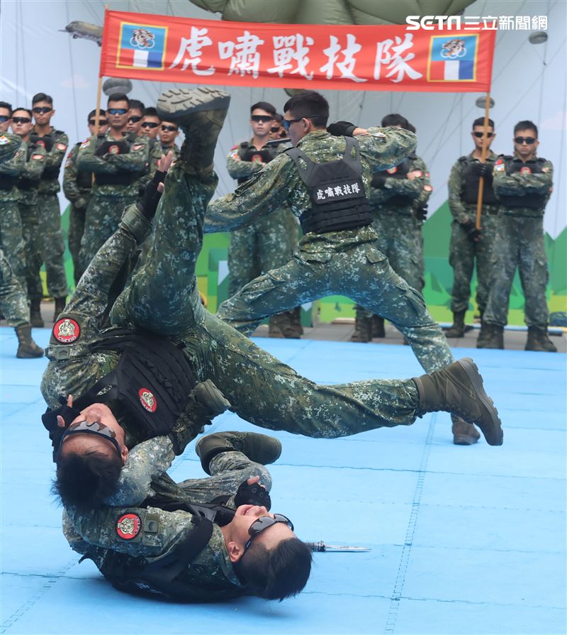 國防部舉辦的「九三香堤嘉年華─超級愛國軍Yes Sir」活動，關指部弟兄表演精彩戰技。（記者邱榮吉/攝影）