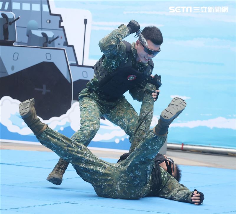 國防部舉辦的「九三香堤嘉年華─超級愛國軍Yes Sir」活動，關指部弟兄表演精彩戰技。（記者邱榮吉/攝影）