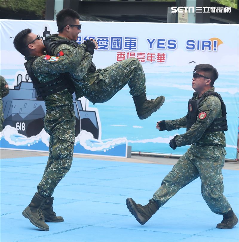 國防部舉辦的「九三香堤嘉年華─超級愛國軍Yes Sir」活動，關指部弟兄表演精彩戰技。（記者邱榮吉/攝影）