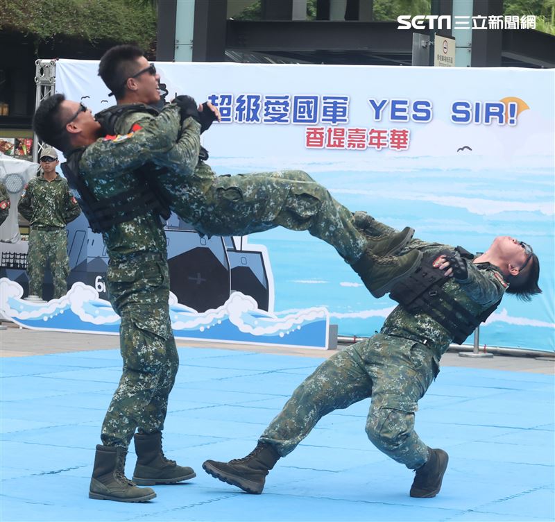 國防部舉辦的「九三香堤嘉年華─超級愛國軍Yes Sir」活動，關指部弟兄表演精彩戰技。（記者邱榮吉/攝影）