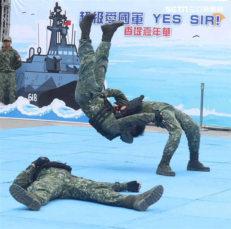 國防部舉辦的「九三香堤嘉年華─超級愛國軍Yes Sir」活動，關指部弟兄表演精彩戰技。（記者邱榮吉/攝影）