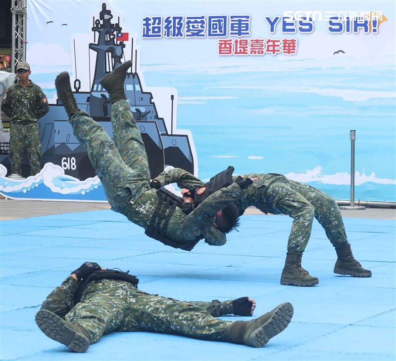 國防部舉辦的「九三香堤嘉年華─超級愛國軍Yes Sir」活動，關指部弟兄表演精彩戰技。（記者邱榮吉/攝影）