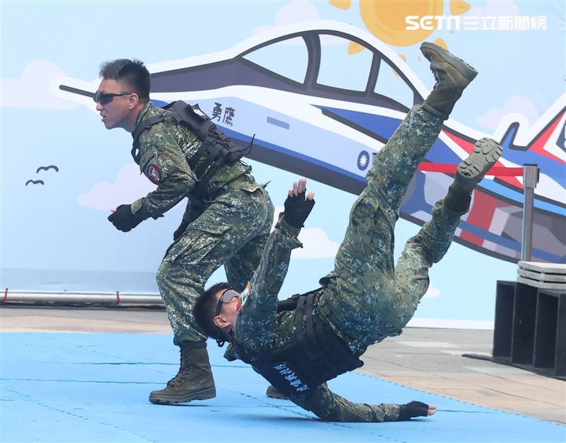 國防部舉辦的「九三香堤嘉年華─超級愛國軍Yes Sir」活動，關指部弟兄表演精彩戰技。（記者邱榮吉/攝影）