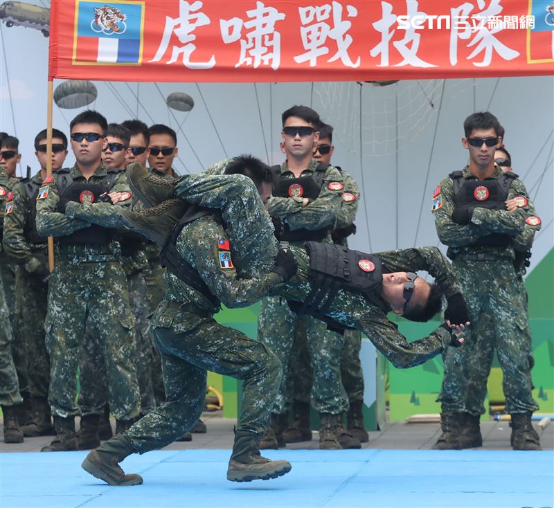 國防部舉辦的「九三香堤嘉年華─超級愛國軍Yes Sir」活動，關指部弟兄表演精彩戰技。（記者邱榮吉/攝影）
