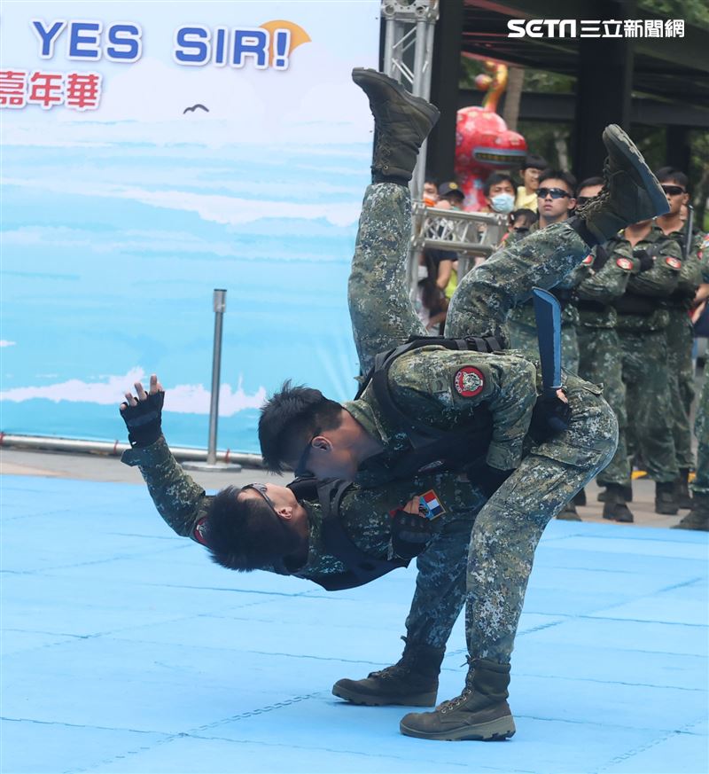 國防部舉辦的「九三香堤嘉年華─超級愛國軍Yes Sir」活動，關指部弟兄表演精彩戰技。（記者邱榮吉/攝影）