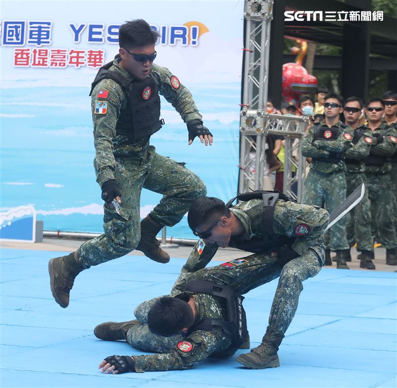 國防部舉辦的「九三香堤嘉年華─超級愛國軍Yes Sir」活動，關指部弟兄表演精彩戰技。（記者邱榮吉/攝影）