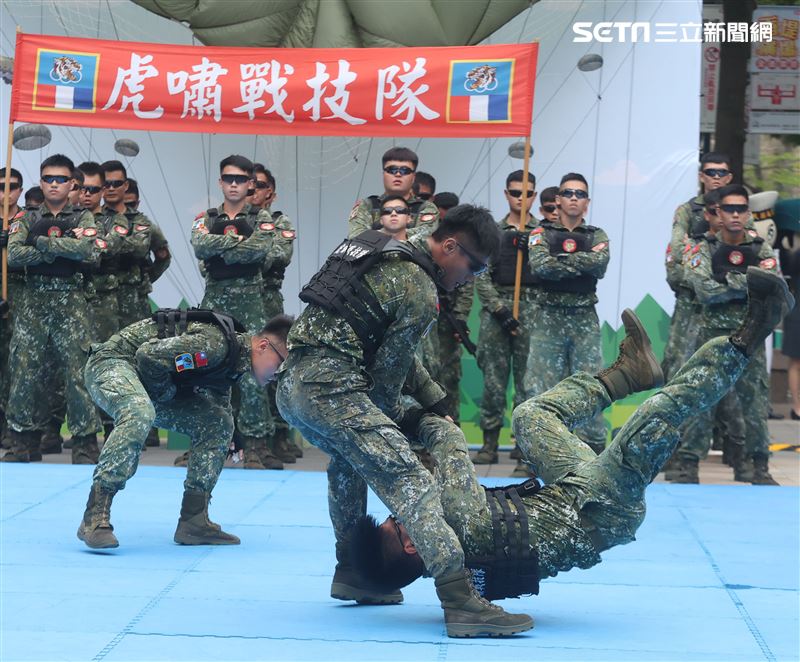 國防部舉辦的「九三香堤嘉年華─超級愛國軍Yes Sir」活動，關指部弟兄表演精彩戰技。（記者邱榮吉/攝影）
