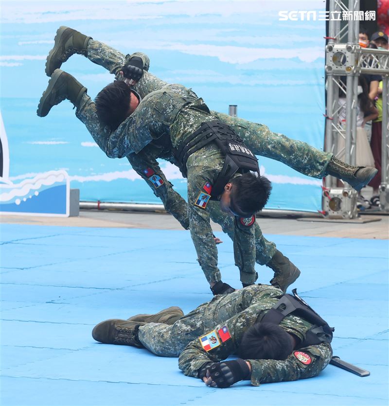 國防部舉辦的「九三香堤嘉年華─超級愛國軍Yes Sir」活動，關指部弟兄表演精彩戰技。（記者邱榮吉/攝影）
