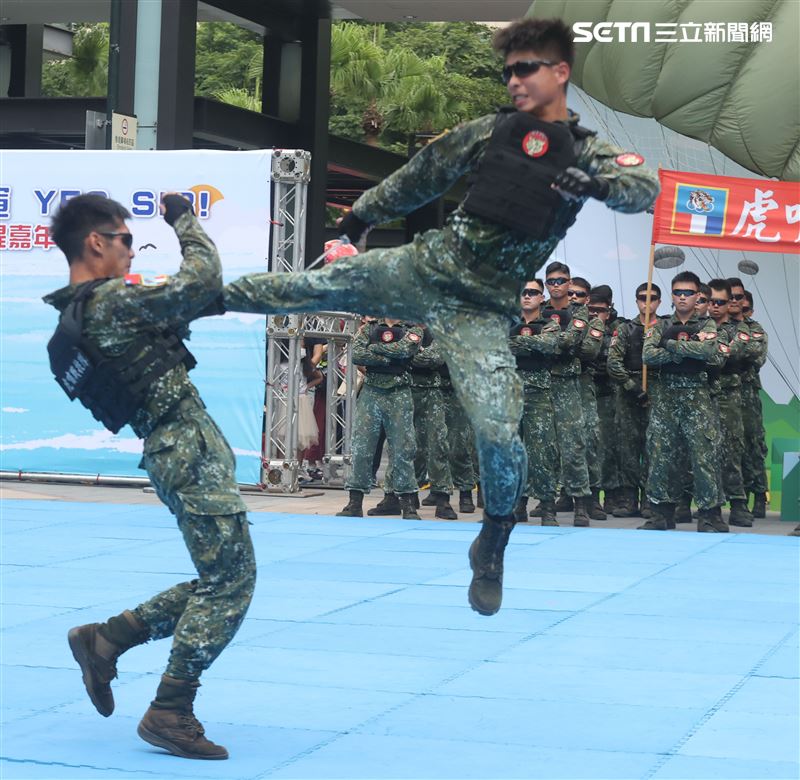 國防部舉辦的「九三香堤嘉年華─超級愛國軍Yes Sir」活動，關指部弟兄表演精彩戰技。（記者邱榮吉/攝影）