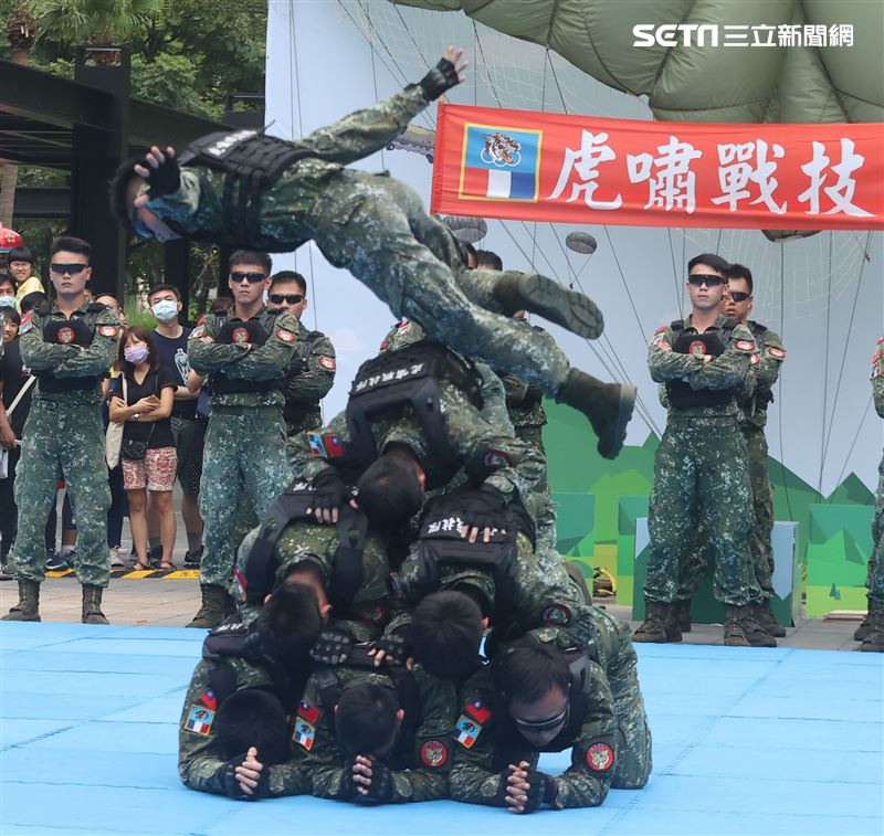 國防部舉辦的「九三香堤嘉年華─超級愛國軍Yes Sir」活動，關指部弟兄表演精彩戰技。（記者邱榮吉/攝影）