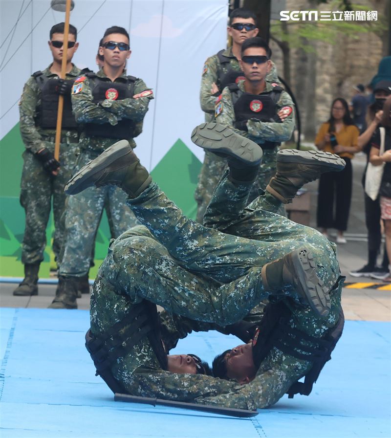 國防部舉辦的「九三香堤嘉年華─超級愛國軍Yes Sir」活動，關指部弟兄表演精彩戰技。（記者邱榮吉/攝影）