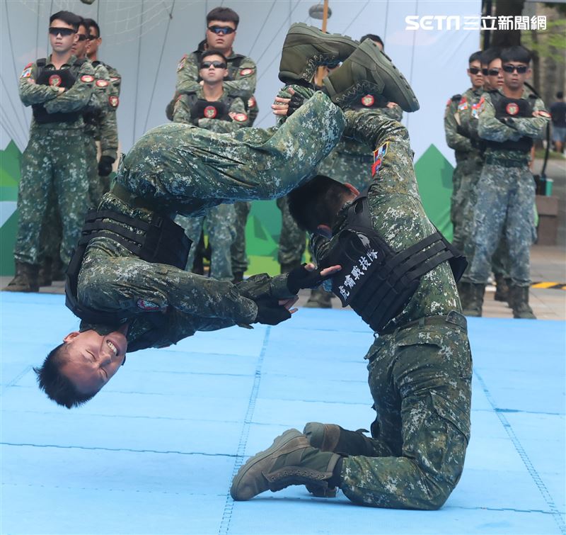國防部舉辦的「九三香堤嘉年華─超級愛國軍Yes Sir」活動，關指部弟兄表演精彩戰技。（記者邱榮吉/攝影）