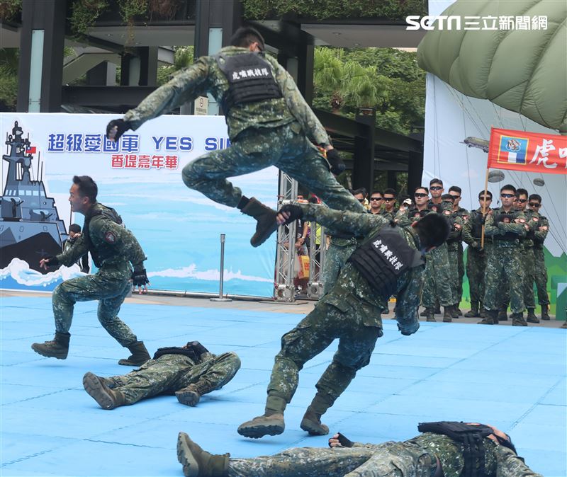 國防部舉辦的「九三香堤嘉年華─超級愛國軍Yes Sir」活動，關指部弟兄表演精彩戰技。（記者邱榮吉/攝影）