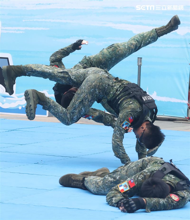 國防部舉辦的「九三香堤嘉年華─超級愛國軍Yes Sir」活動，關指部弟兄表演精彩戰技。（記者邱榮吉/攝影）