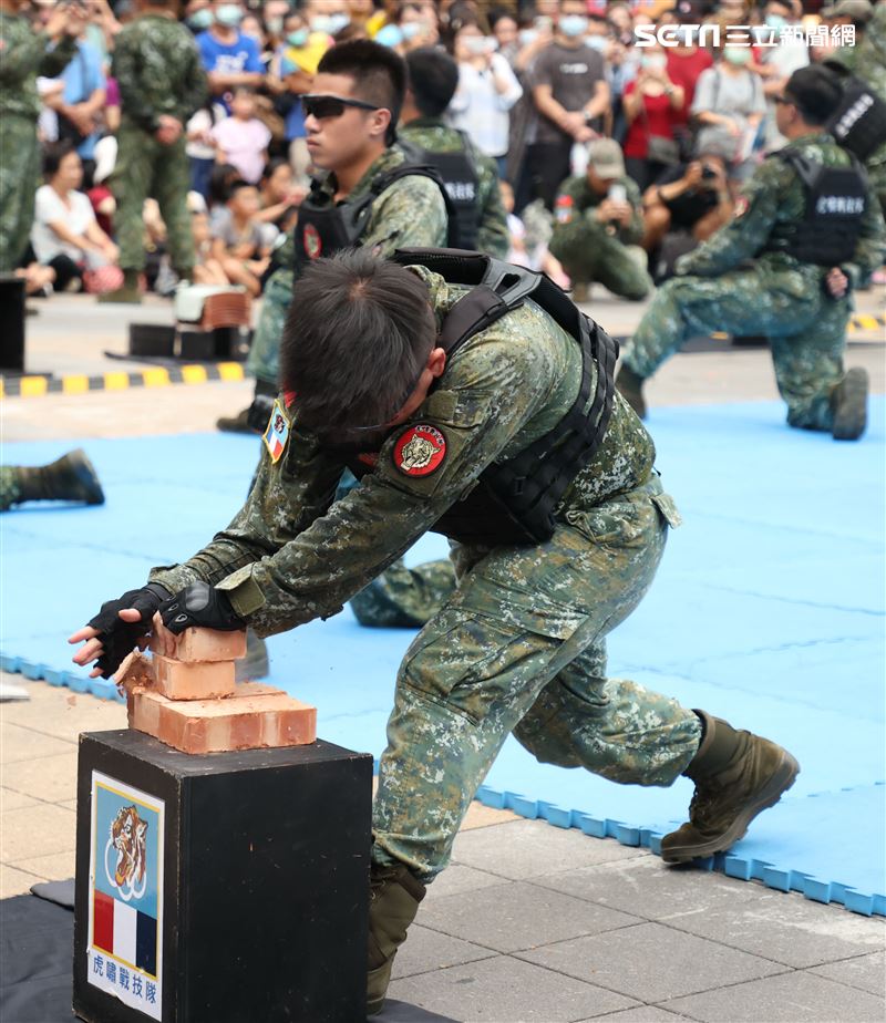 國防部舉辦的「九三香堤嘉年華─超級愛國軍Yes Sir」活動，關指部弟兄表演精彩戰技。（記者邱榮吉/攝影）