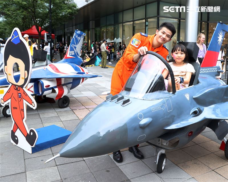 國防部舉辦的「九三香堤嘉年華─超級愛國軍Yes Sir」活動，小朋友穿著飛行服帥氣的坐上迷你戰機。（記者邱榮吉/攝影）