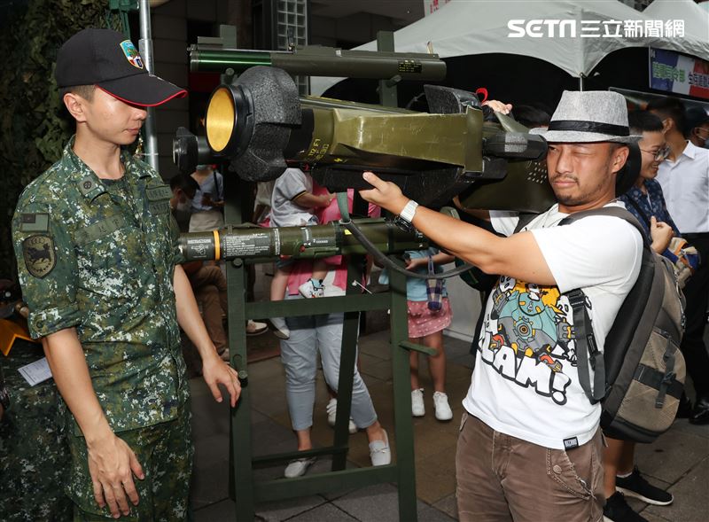 國防部舉辦的「九三香堤嘉年華─超級愛國軍Yes Sir」活動，民眾手握著槍枝就戰鬥位子。（記者邱榮吉/攝影）