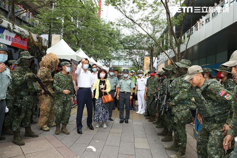 國防部長嚴德發巡視陸海空各攤位，犒賞加菜金尉勞辛苦的國軍弟兄。（記者邱榮吉/攝影）