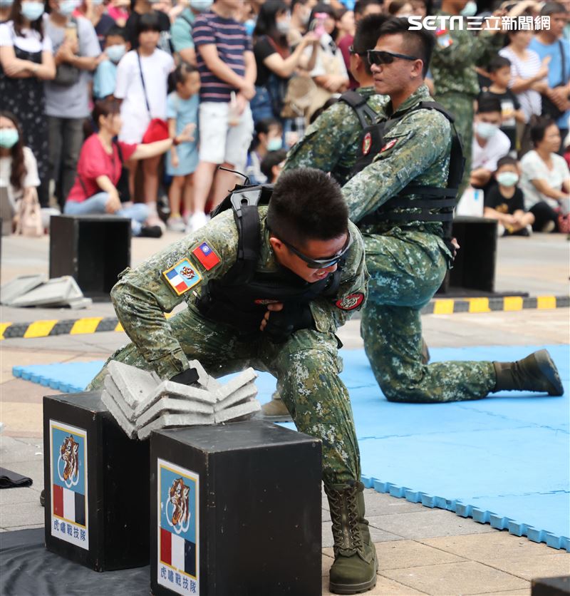 國防部舉辦的「九三香堤嘉年華─超級愛國軍Yes Sir」活動，關指部弟兄表演精彩戰技。（記者邱榮吉/攝影）