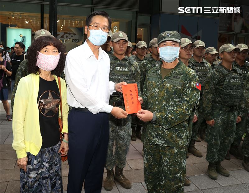 國防部長嚴德發巡視陸海空各攤位，犒賞加菜金尉勞辛苦的國軍弟兄。（記者邱榮吉/攝影）