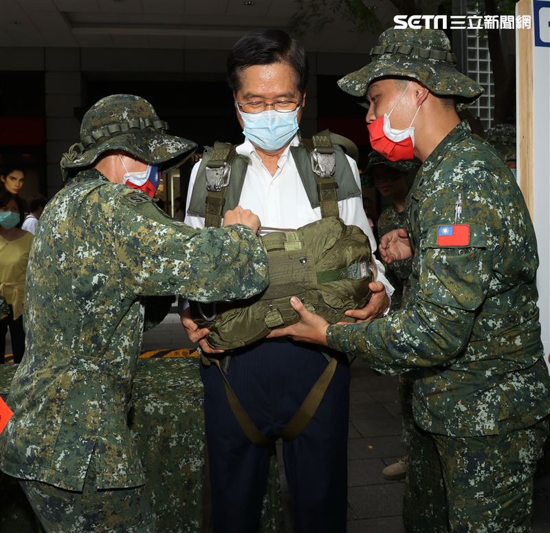 國防部長嚴德發巡視陸海空各攤位，體驗手槍打靶幾乎滿分、同時穿上傘具當一日傘兵並頒發加菜金。（記者邱榮吉/攝影）