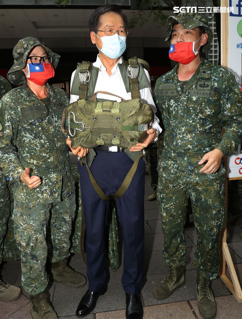 國防部長嚴德發巡視陸海空各攤位，體驗手槍打靶幾乎滿分、同時穿上傘具當一日傘兵並頒發加菜金。（記者邱榮吉/攝影）