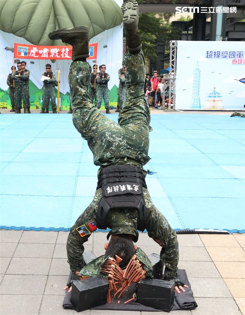 國防部舉辦的「九三香堤嘉年華─超級愛國軍Yes Sir」活動，關指部弟兄表演精彩戰技。（記者邱榮吉/攝影）