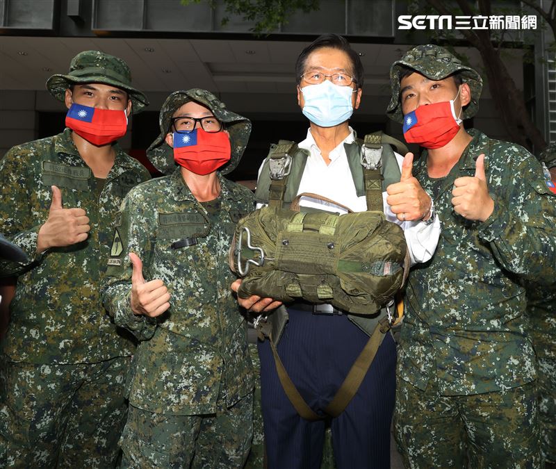 國防部長嚴德發巡視陸海空各攤位，體驗手槍打靶幾乎滿分、同時穿上傘具當一日傘兵並頒發加菜金。（記者邱榮吉/攝影）