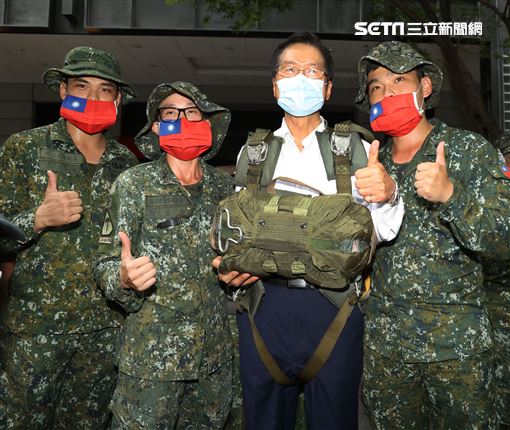 國防部長嚴德發巡視陸海空各攤位，體驗手槍打靶幾乎滿分、同時穿上傘具當一日傘兵並頒發加菜金。（記者邱榮吉/攝影）