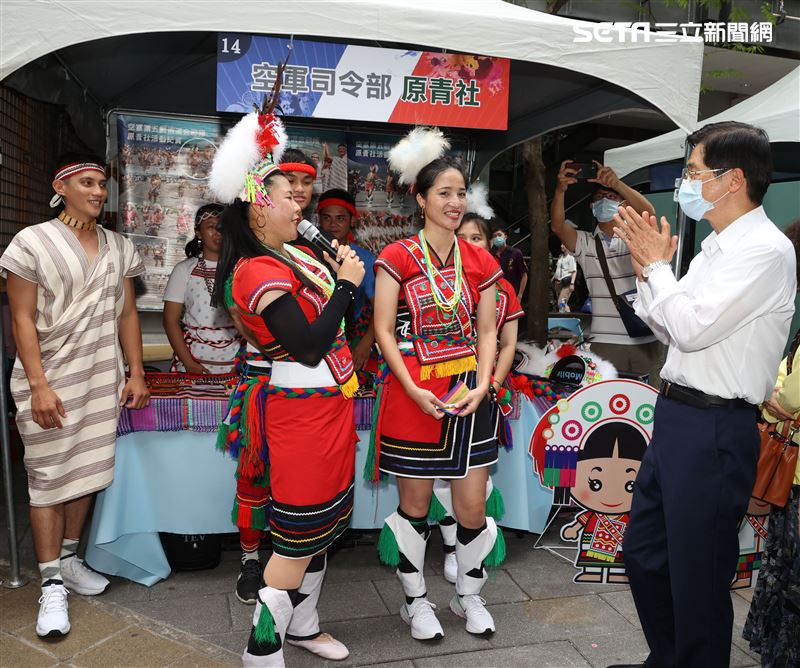 國防部長嚴德發巡視陸海空各攤位，犒賞加菜金尉勞辛苦的國軍弟兄。（記者邱榮吉/攝影）