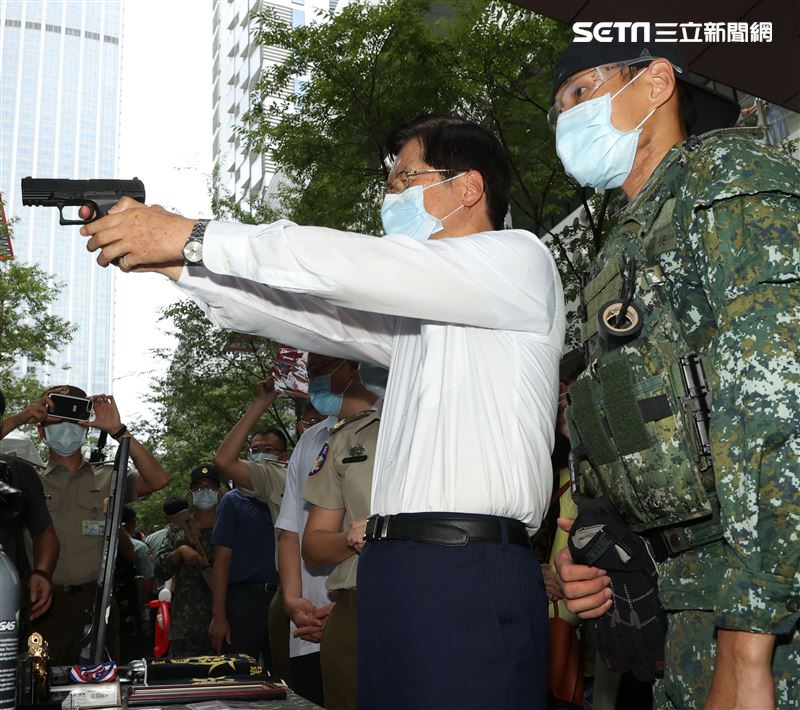 國防部長嚴德發巡視陸海空各攤位，體驗手槍打靶幾乎滿分、同時穿上傘具當一日傘兵並頒發加菜金。（記者邱榮吉/攝影）