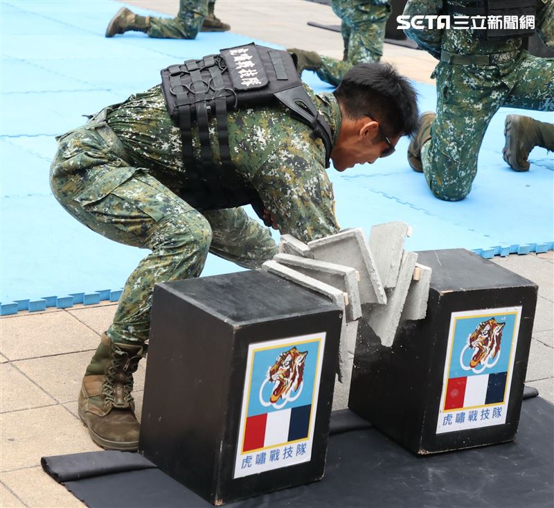 國防部舉辦的「九三香堤嘉年華─超級愛國軍Yes Sir」活動，關指部弟兄表演精彩戰技。（記者邱榮吉/攝影）