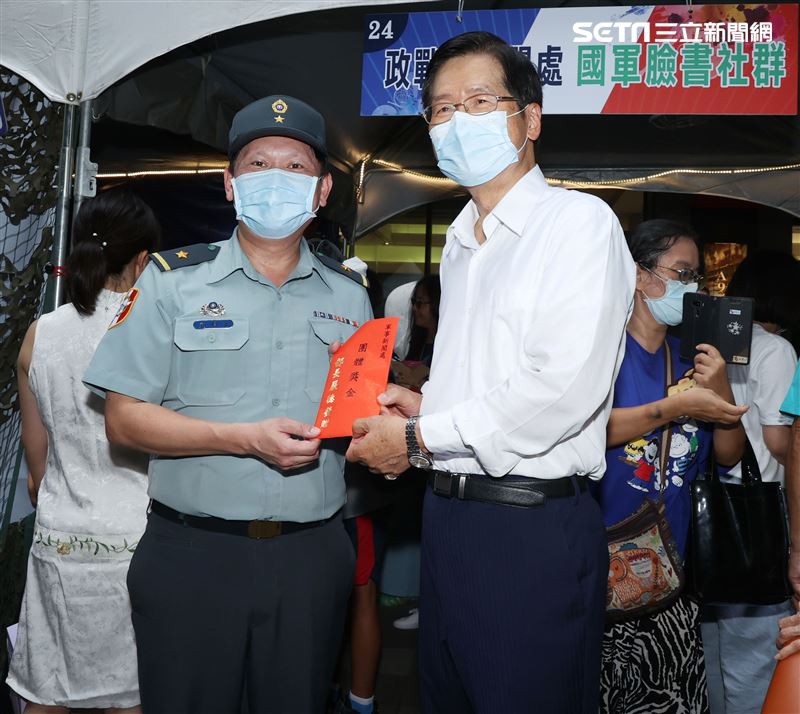 國防部長嚴德發巡視陸海空各攤位，犒賞加菜金尉勞辛苦的國軍弟兄。（記者邱榮吉/攝影）