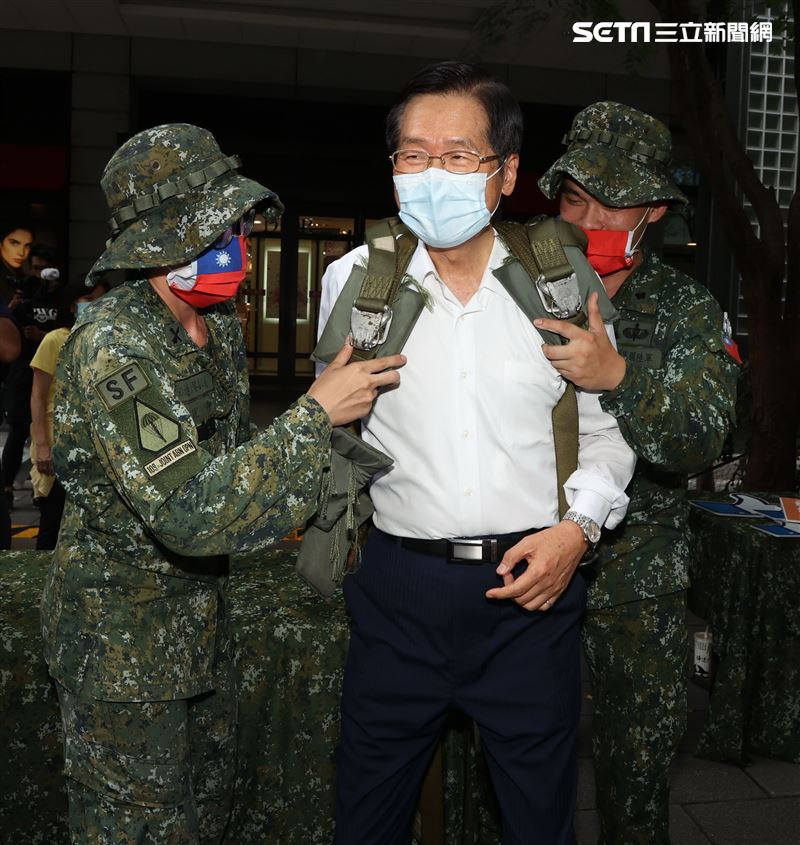 國防部長嚴德發巡視陸海空各攤位，體驗手槍打靶幾乎滿分、同時穿上傘具當一日傘兵並頒發加菜金。（記者邱榮吉/攝影）