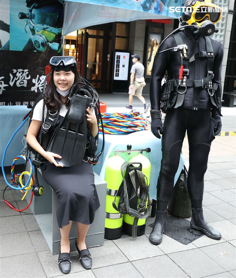 國防部舉辦的「九三香堤嘉年華─超級愛國軍Yes Sir」活動，陸海空及各軍種全員到齊結合「假日市集」概念，由官兵拉開帳棚擺攤，辦理社團嘉年華會，與民眾熱情互動。（記者邱榮吉/攝影）