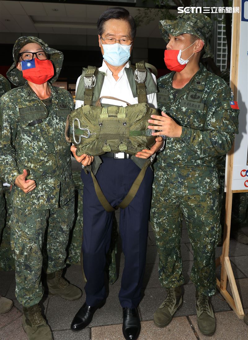國防部長嚴德發巡視陸海空各攤位，體驗手槍打靶幾乎滿分、同時穿上傘具當一日傘兵並頒發加菜金。（記者邱榮吉/攝影）