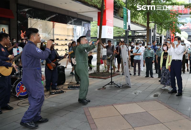 國防部長嚴德發巡視陸海空各攤位，犒賞加菜金尉勞辛苦的國軍弟兄。（記者邱榮吉/攝影）