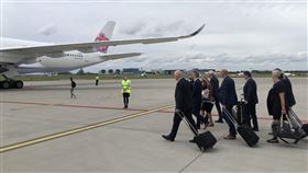 捷克參院代表團出發前往台灣捷克參議院議長維特齊率參議員在布拉格機場，準備搭乘華航包機前往台灣。（駐捷克代表處提供）中央社記者林育立柏林傳真　109年8月29日