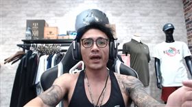 男開槍「想讓館長死」　助理曝活命關鍵（圖／翻攝自館長成吉思汗YouTube）