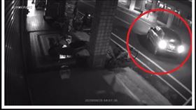 鬼月傳靈異？轎車半夜「自動」倒車　監視器證「無人駕駛」（圖／翻攝畫面）